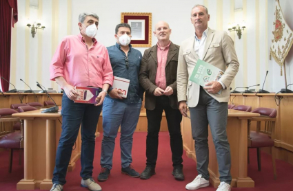 El delegado de recursos humanos, Julio César Fuster, junto a los representantes sindicales