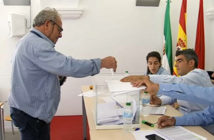 Agricultor votando esta mañana