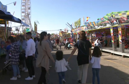 Familias en la Feria de Cáceres esta tarde