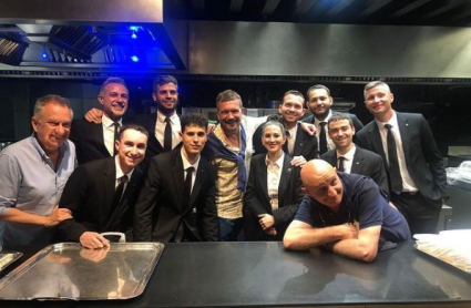 Foto de familia de los dueños de Atrio con Antonio Banderas