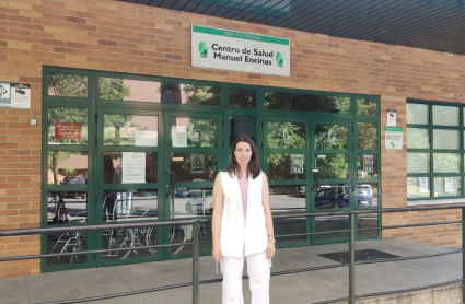 Joven MIR a las puertas del centro de salud donde trabajará