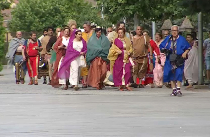 Domines y dominas de Augusta Emerita llegando al entrenamiento de gladiadores