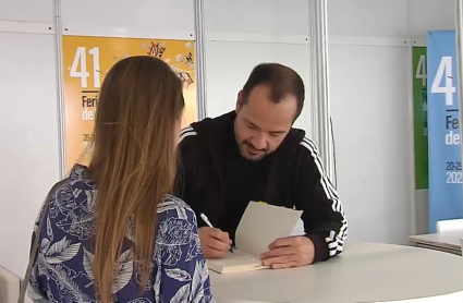 Ángel Martín en la feria del libro de Badajoz