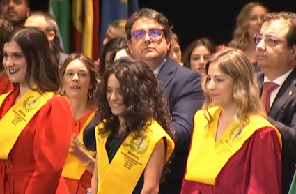 Estudiantes de Medicina en su acto de graduación con la presencia de José María Vergeles y Guillermo Fernández Vara