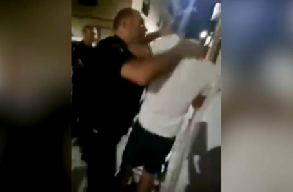Momento en el que el agente reduce al vecino