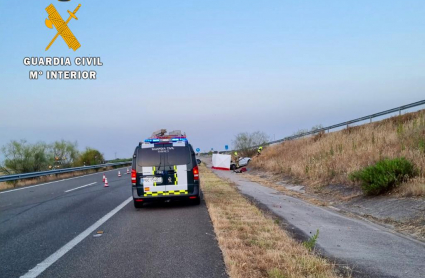 El equipo de atestados de la Guardia Civil, en el lugar del accidente