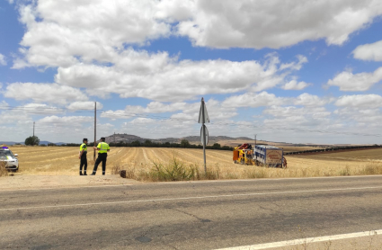 La Guardia Civil, en el lugar del accidente con el camión accidentado de fondo