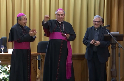 Celso Morga recibe un anillo como reconocimiento por sus 50 años como sacerdote.