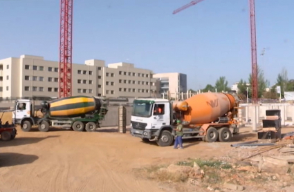 Trabajadores en una obra de construcción de bloques de edificios