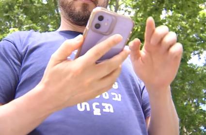 Ciudadano recibiendo un SMS