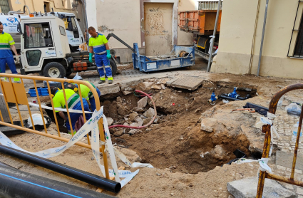 Agujero creado tras el paso de un camión cargado con una excavadora