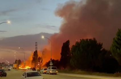Columna de fuego provocada por el incendio