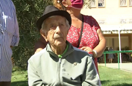 Baldomero, acompañado de su familia en la celebración de su 100 cumpleaños