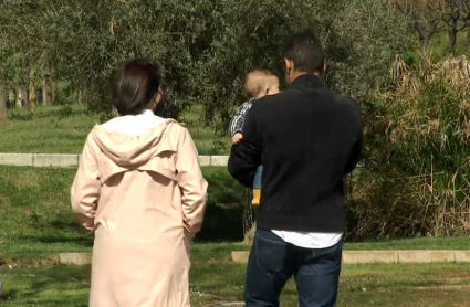Padres paseando con su bebé