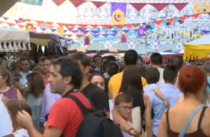 Gente disfrutando del mercado árabe durante la fiesta de la Almossassa