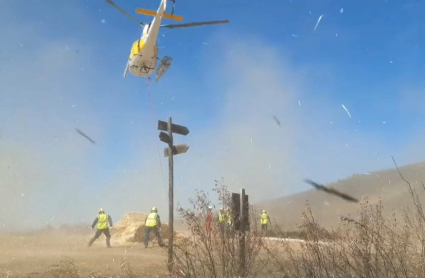 Helicóptero Aguila 7 cargando pacas para exparcirlas por el monte