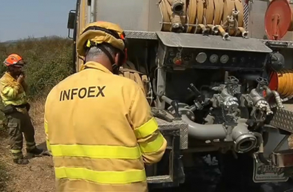 Efectivos del INFOEX trabajando en un incendio