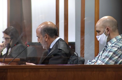 Acusado y abogado de la defensa.