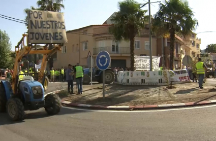 Manifestantes y tractores en la protesta de Villanueva de la Sierra