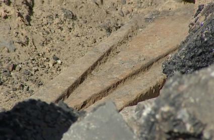 Detalle de los raíles de 1892 encontrados en Badajoz, que pertenecían a su tranvía.