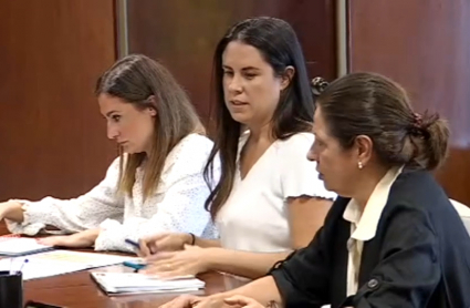 En primer plano, la consejera de Hacienda, Pilar Blanco Morales, en una de las reuniones para negociar los presupuestos para 2023.