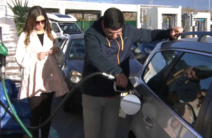 Repostando en una estación de servicio de Badajoz.