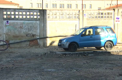 El coche aislado esta tarde en la calle Stadium de Badajoz 