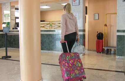 Clienta llegando a un hotel