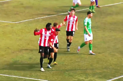 Los jugadores del Azuaga celebran tras anotar ante el Moralo