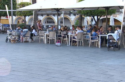 Ambiente en una terraza de un bar de la Plaza de España 