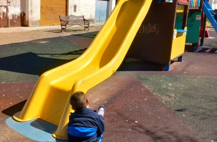 Niño con discapacidad que no puede puede subirse a un tobogán