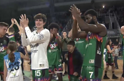 Los jugadores del Cáceres celebran la victoria ante Ourense