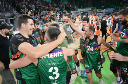 Los jugadores del Cáceres Basket celebran la salvación virtual