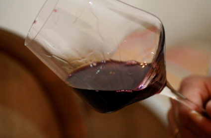Persona catando vino en una bodega