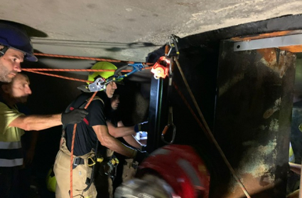 Momento del rescate de los dos trabajadores heridos en la central hidroeléctrica de Plasencia, atrapados en una turbina