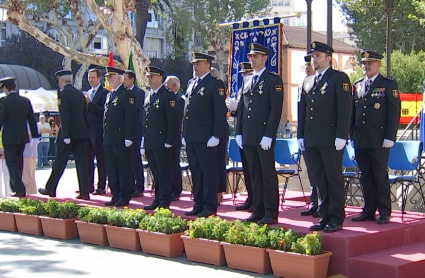 Agentes de la policía nacional recogiendo su medalla en Badajoz 