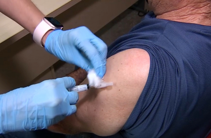 Primer día de vacunación de gripe y covid