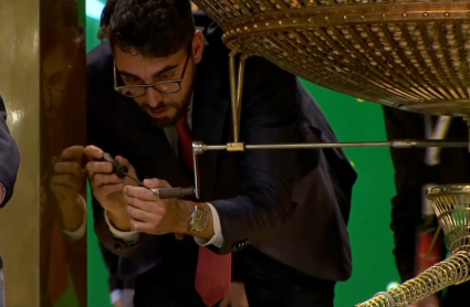 Momento en el que reparan el bombo del Sorteo Extraordinario de Navidad. 