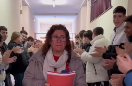Juana, despedida entre aplausos por sus compañeros y alumnos