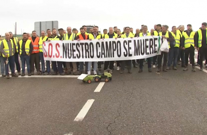 Carretera cortada por agricultores y ganaderos