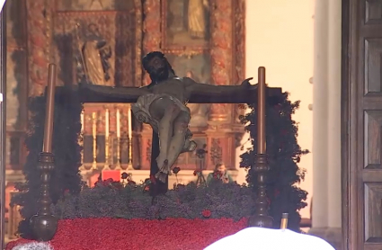 Cristo de Los Estudiantes en Cáceres a las puertas del templo de San Francisco ante una cortina de lluvia.