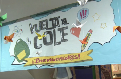 Cartel de bienvenida en un colegio 
