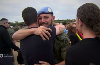 Así ha sido el emocionante reencuentro de los militares extremeños con sus familias