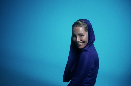 Soraya Arnelas en el videoclip de Earthquake