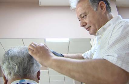 Peluquero mostrando sus destrezas con las tijeras.